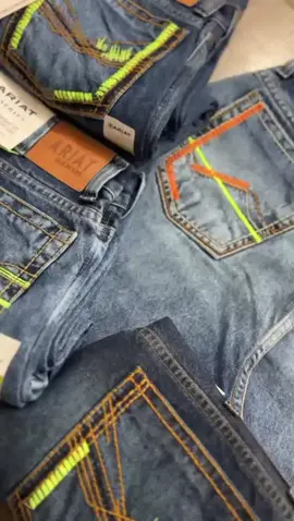 Calças country  da ariat com bordado colorido. Atacado e varejo🚀 Peças exclusivas e diretamente da fábrica 🏭  Garantimos 100% a qualidade de nossas peças💯