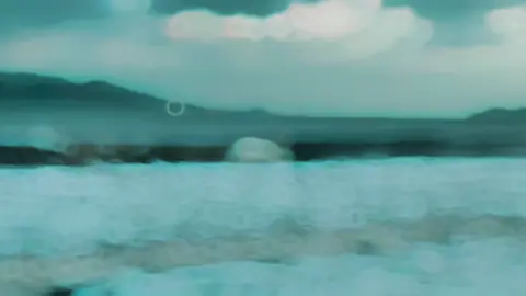 “Có một vài khoảng khắc trong đời, đẹp đến nỗi muốn sống với nó mãi mãi..”🍀#suynghitrongtoi #xuhuong #tamtrang #sad #buồn 