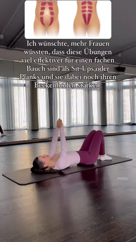 Mehr effektive Workouts auf YouTube🥰🙌 Bei den ersten beiden Übungen achte darauf, dass dein Bauch fest angespannt bleibt. So schützt du deinen unteren Rücken und führst die Bewegungen sicher aus. (langsam und kontrolliert in deinem eigenen Tempo).🤗 Bei der dritten Übung ist es besonders wichtig, dass du dein Becken leicht kippst und den unteren Rücken fest in den Boden drückst. Dieser Kontakt darf während der gesamten Übung nicht verloren gehen. Atme ein, wenn dein Bein am Boden ist, und atme aus, wenn du mit dem Knie deine Hände berührst.🧘 40 Sekunden pro Übung & 3 Durchgänge💖 #personaltrainer #wien #workout #rektusdiastase #bauchtraining #abs #pilates #beckenbodentraining #Fitness #homeworkout 
