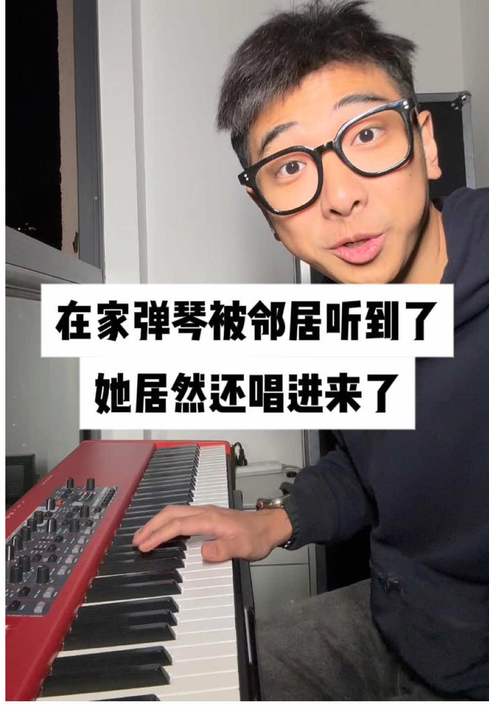 在家弹琴被邻居听到了，她居然还唱起来了！##钢琴小马甲##鋼琴小馬甲##seeyouagain