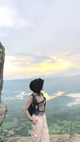 mauu lagi muncak😭🥲 #gunungbongkok #pendakifomo #ootdmendakigunung #pendakimanis 