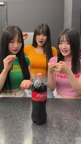 콜라에 멘토스를 넣어 보았습니다