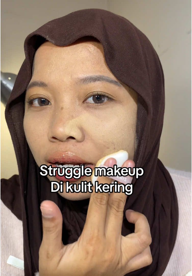 Btw lagi di titik ngelupas semuka muka. Mungkin ada yg sama kulitnya kering parah? Kuncinya pake mois+brush #tipsmakeup #dryskin 