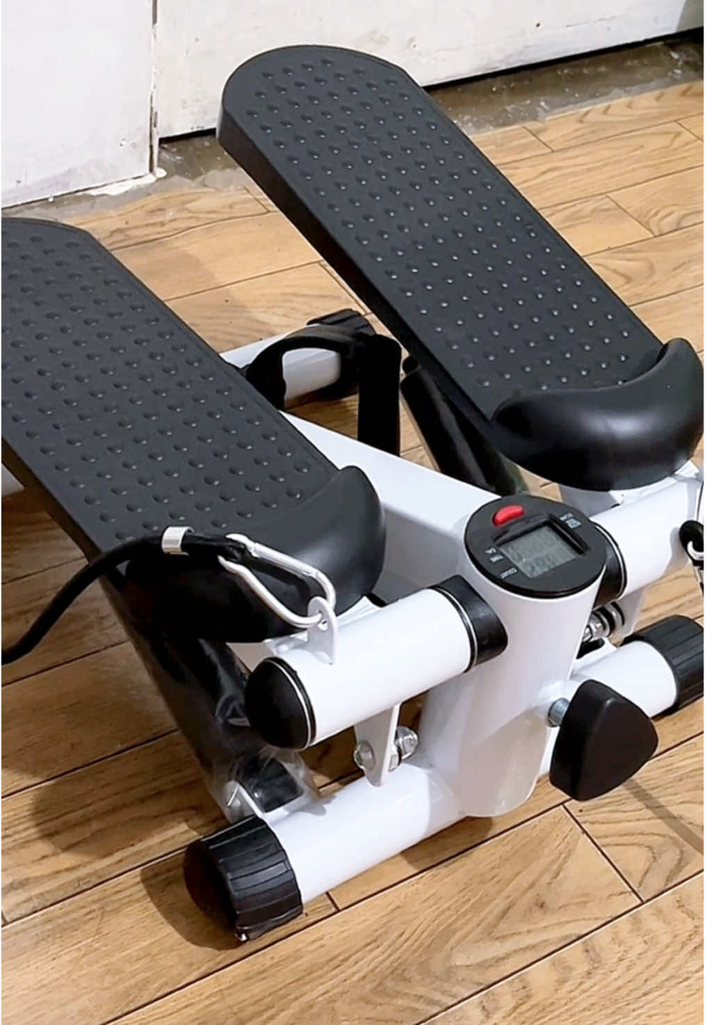 No gym, no treadmill? NO PROBLEM 👌🏻 mas mura pa to at space-saver pa! No need kuryente 💯 #stepper #steppermachine #steppermachineweightloss #airclimber 