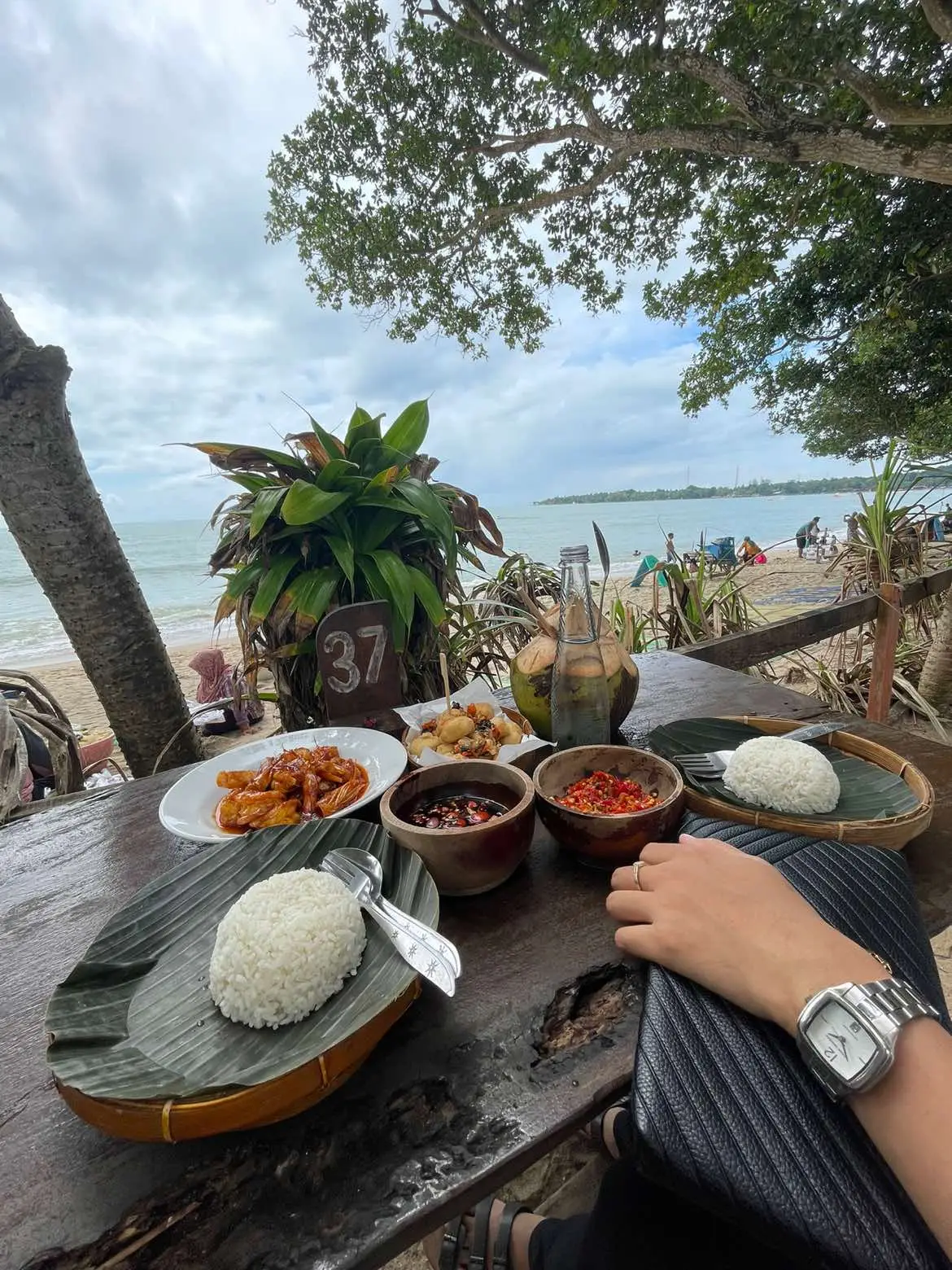 udang saus padangnya enak bgt 😭😭 10/10 #masyaallahtabarakkallah #honeymoon #pantaipandancarita #pantaianyer #cafeanyer 