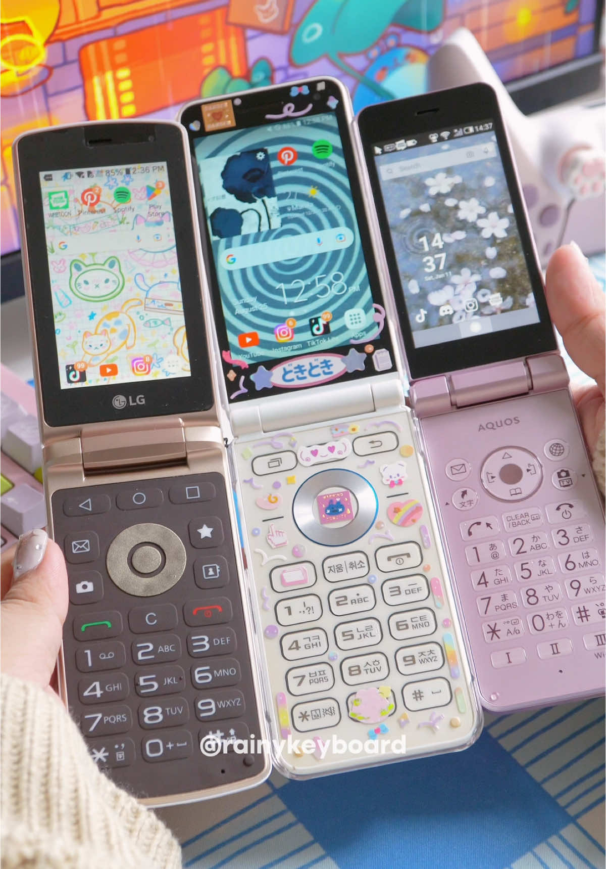 while 2025 is still fresh, i wanted to show all my flip phones at the start of this year (๑ᴖ◡ᴖ๑) ♪ (edit: BRUH TIKTOK MUTED THIS VID AGAINNNNN PLSSSSSSS IM SO TIRED OF TIKTOK MUTING MY SOUND JSBWJDJWJDJK 👹👹👹👹👹 original audio is on my ig -_-) #samsung #samsungfolder2 #sharp #aquos #601sh #lgflipphone #sharpflipphone #aquosflipphone #lgflipphone #keitai #flipphone #retro #retrotech #nostalgia