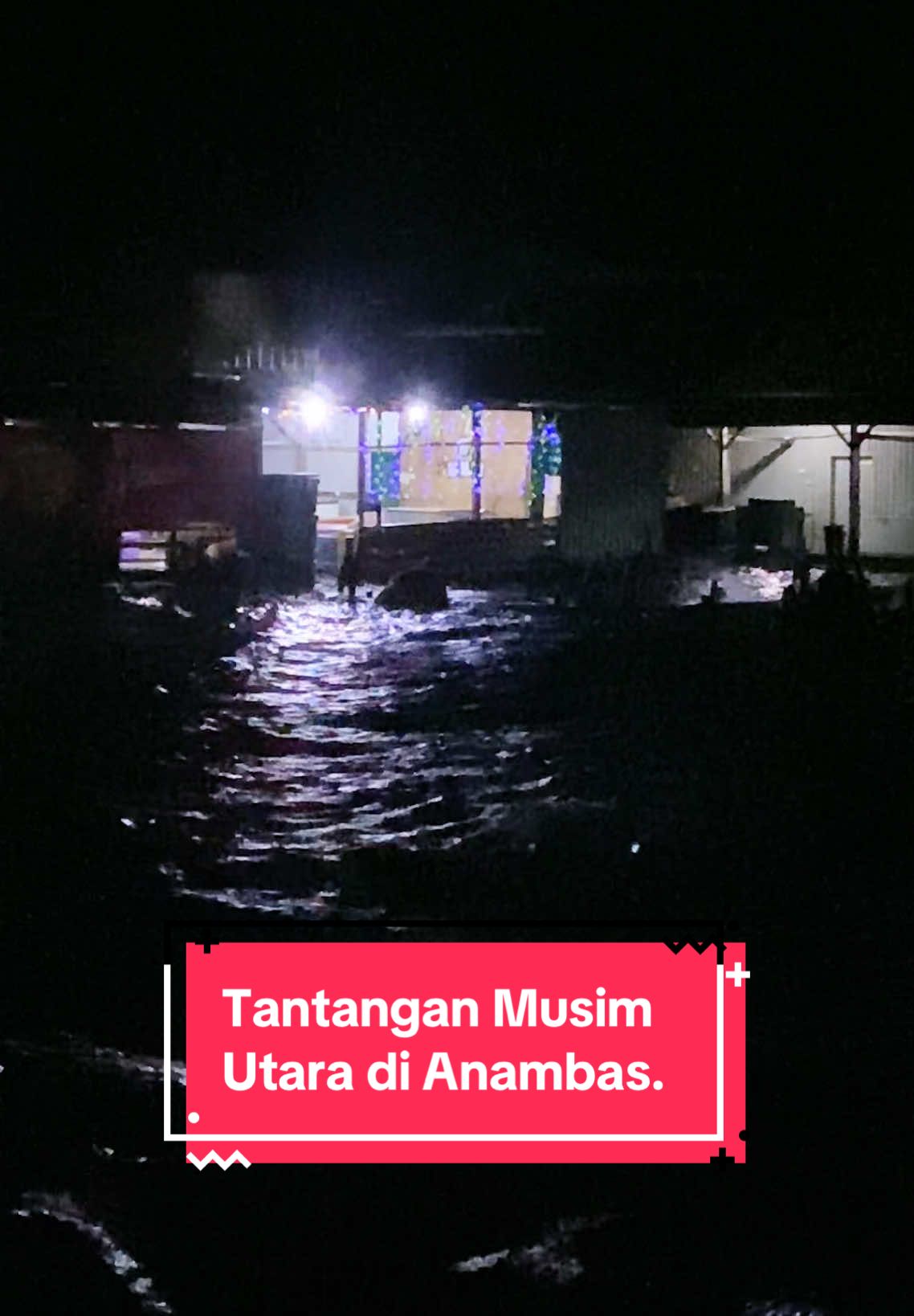 Kalau bisanya kita kasih lihat yang canti-cantik, kali ini sedikit berbeda, Musim Gelombang dan Angin Kencang di Anambas sangat menantang. Orang lokal sudah terbisa dengan fenomena Air Pasang hingga ke lantai rumah, Gelombang Tinggi hingga 6 Meter, Angin Kencang yang buat kedinginan, ya beginilah Anambas di Awal dan Penghujung Tahun. #kabupatenkepulauananambas #kepulauananambas #anambas #tarempa #perbatasanindonesia #kepri #melayu #laut #gelombang #cuacaburuk #lewatberanda #fyp 