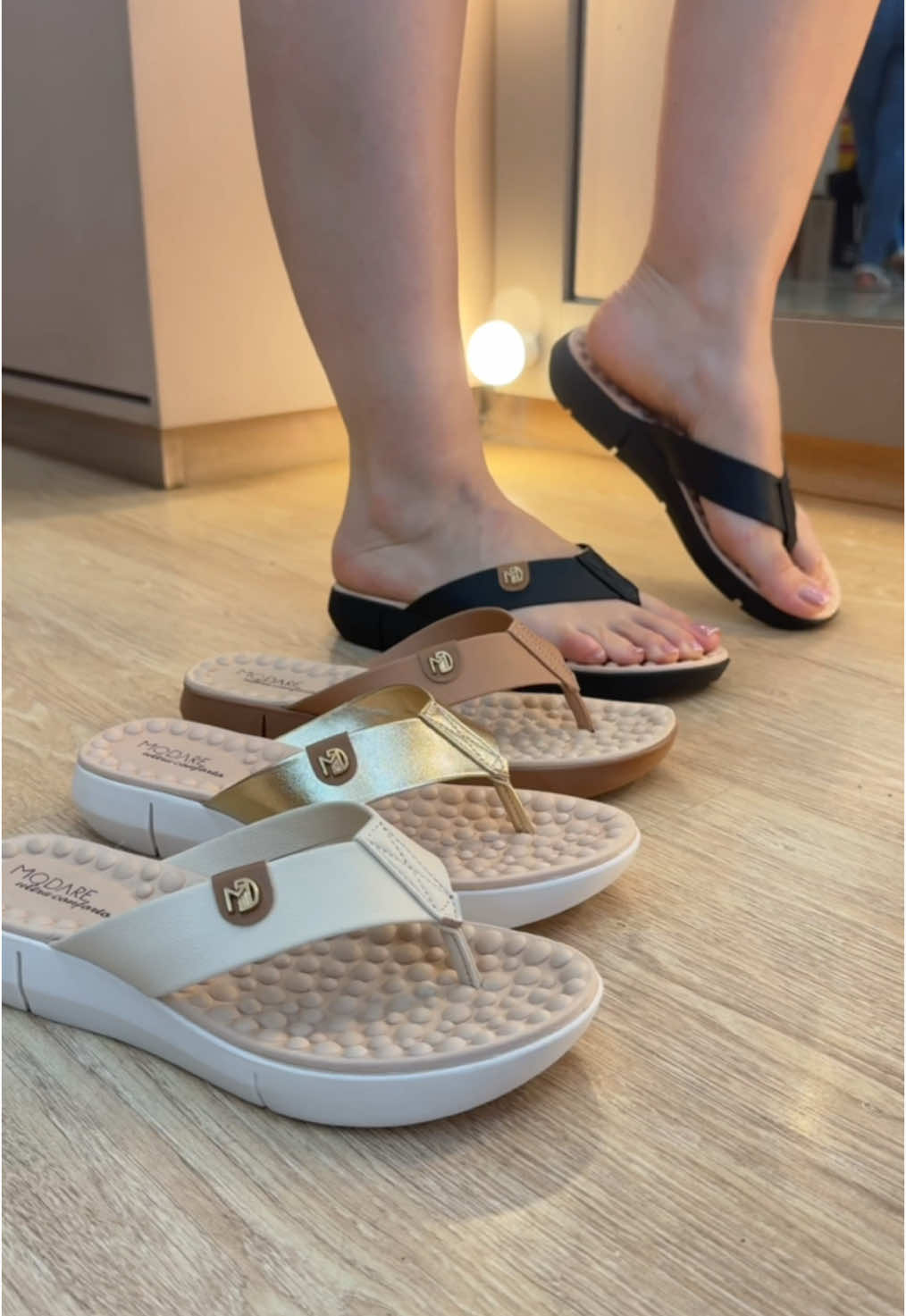 Tamanco massageador de Dedo perfeito para má circulação 💆🏻‍♀️🦶☁️ Esse é ideal para incômodos na coluna, joelho e calcanhar  Peça o seu agora em nosso site www.bananacalcados.com.br Preço: R$119,99 TAM:34 ao 40  Cores: Preto,Nude e Off