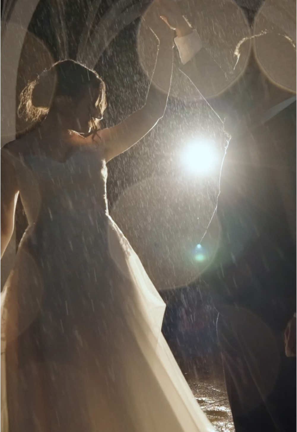 👰🏻‍♀️Tip: hire a pro wedding videographer. 🎥 #precisionfilms #massachusetts #wedding #videography #weddingvideo #cinematography #rain #weddingdance #spotlight #rainspotlight #newleyweds #sayido #danceintherain #weddingdress #bride #groom #weddingvideo @tenore.mark 