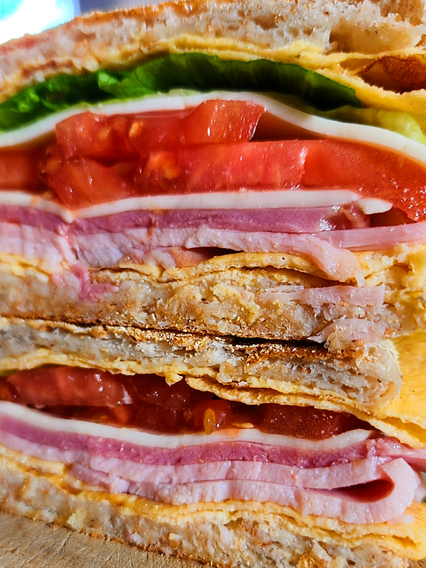 イングリッシュマフィンで定番ホットサンド。 朝食におすすめです。 簡単なので是非😆 【材料】 イングリッシュマフィン 卵 １個(塩、コショウ) ハム トマト レタス スライスチーズ ２枚 #簡単レシピ #EasyRecipe #cooking #foodiesoftiktok #tiktokfoodie #夜食 #ヘルシーレシピ 