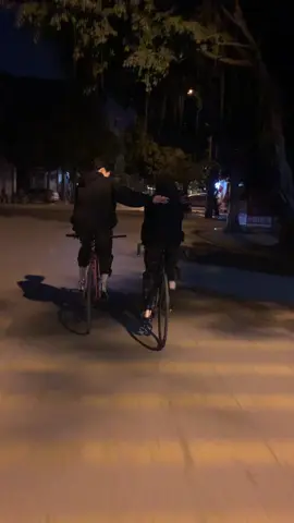 Bao giờ tôi mới được như vậy đây 😭 #couple #fixedgear #uocduoclenxuhuong😿 #ntcrew 