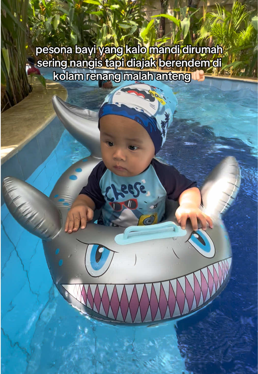 baby shark doo doo doo doo 🥳👶🏻🦈 #babytiktok #bayilucu #bayi11bulan #swimmingpool #fyp 