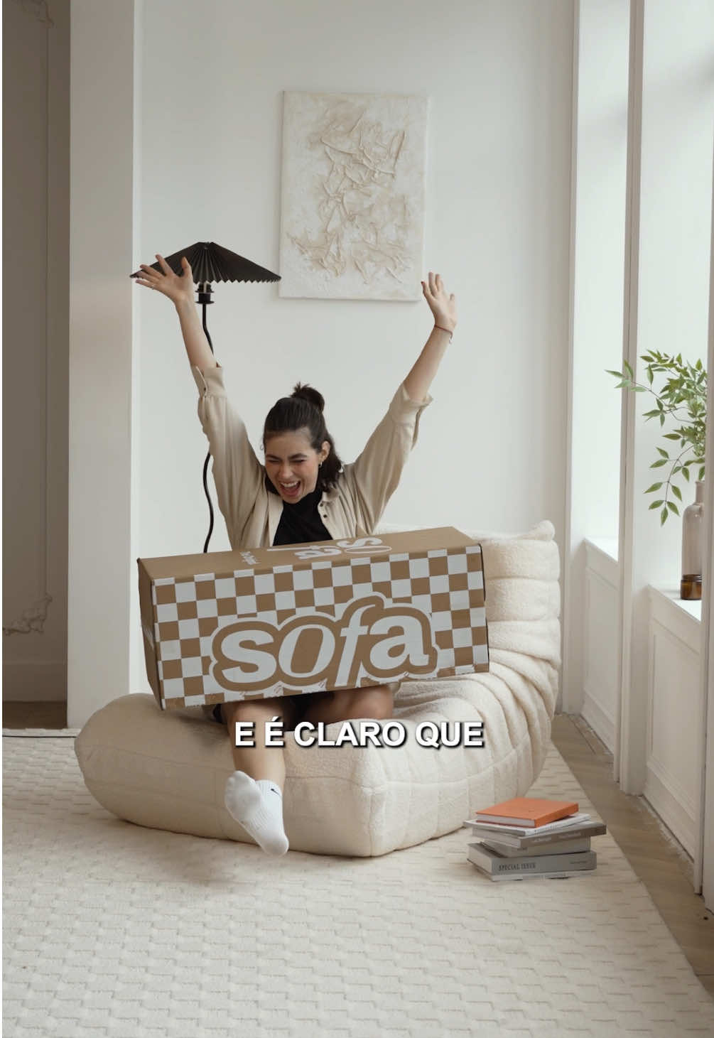 📦✨ Surreal, mas real: a Poltrona 1973 chega na sua porta dentro de uma caixa! Sem complicação, sem ferramentas, só abrir e aproveitar o design que combina conforto, estilo e inovação. Ela vem compacta, mas é gigante no charme e no impacto. 💥 Quer garantir 20% OFF no lançamento? Comente 