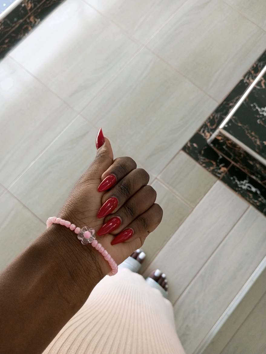 It's my first time having red nails❤️💯😊 . . . #rednails #rednailtheory #newset 