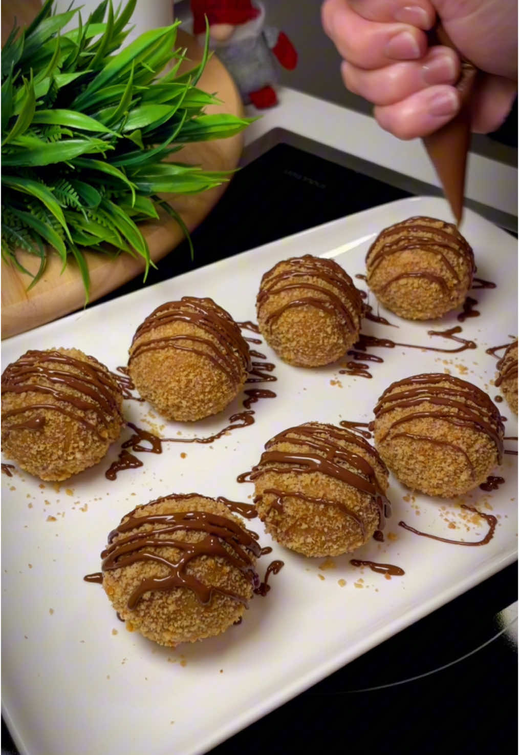 Marlenka Kugeln                   TEIG: 3 Eier 110 g Zucker 110 g Honig 1/4 TL Natron 1/3 EL Salz 95 g Butter 270 g Mehl bei 180 °C backen, bis eine goldbraune. Eiscreme. Zutaten: Für die Puddingbasis - 2 Eigelb, 6 EL Zucker, 3 EL Maisstärke, 500 ml Milch, 60 g Butter, Vanille, Salz nach Geschmack. 500 ml Sahne (Fettgehalt 33 %), 3 EL Puderzucker.  #dessert #dessertrecipe #marlenkacake #marlenka #cooking #desert #EasyRecipe #easydessert #dessert #cakedecorating #Recipe #dessertrezept #einfacherezepte 