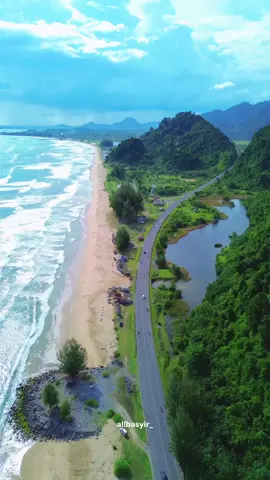Lintas Barat selatan Aceh view udara dengan DJI MINI3  📍Lhong | Aceh Besar  Cr : @allbasyir_ . . #wonderfulindonesia #wisataaceh #acehbesar  #pesonaindonesia #cahayaaceh #thelightoaceh #thisisaceh #acehtourism #jelajahaceh 