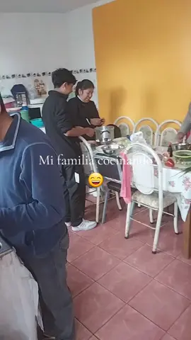 Mi familia cocinando muy bien organizados #trendcomida #trendfamilia😍 #ratatui  #tendenciatiktok #familia 