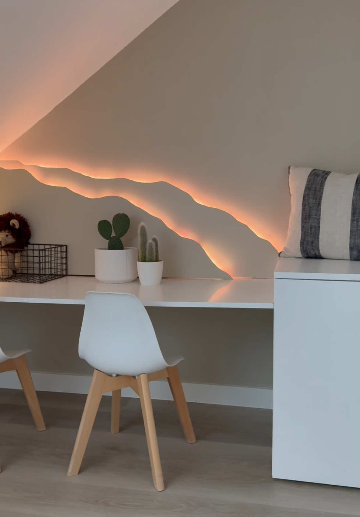 DIY Akzentwand im Kinderzimmer. Das 3. und vorerst letze Boyroom Projekt macht den Look des neuen Zimmers perfekt. 🥹✨ Mit MDF Platten und LED Lichtern lassen sich sooo tolle Sachen zaubern. Ich Liebs. #kinderzimmer #schreibtisch #DIY #akzentwand #spielzimmer 