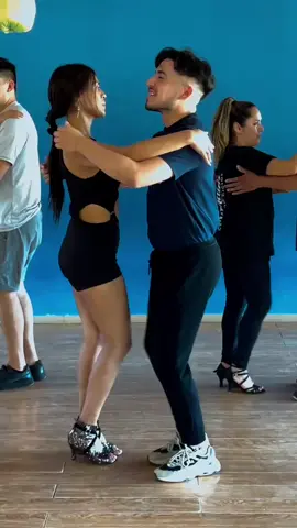 Bachata nivel intermedio!  Sábados 17hs   Curso: Bachata Intermedio Parejas 🔑 Lo que aprenderás:   - Figuras para social   - Trabajo de cambios de peso   - Técnica de giros (chicos y chicas)   - Conexión con la pareja Precio por clase: $5000   💳 Recomendación de pago: Seña del 50% para reservar el lugar Cupos disponibles:   - Máximo 10 parejas   - No es necesario venir en pareja, se coordina la cantidad de chicos y chicas ⌚️Horario de clase:   - Sábados de 17:00 a 18:00 hs 🗓️ Duración del curso:   - 2 meses: Diciembre y Enero   - Nuevo curso abrirá en Enero 📍 Dirección:   - Moreno 814, Monte Grande (esquina Campo Amat)