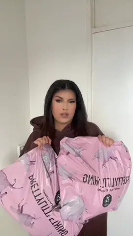 Love 😍😍 #plt #tracksuit #fashiontiktok #inspooutfit #winteroutfit #straightlegjoggers #hoodie 