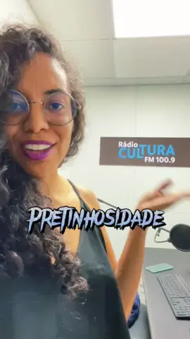 Pois é povo, quem acompanhou meu drama com o programa Pretinhosidade, sabe que vocês foram INCRÍVEIS me ajudando a construir um portfólio PODEROSO de recadinhos e depoimentos. Tão poderoso que fiquei em 1o lugar de um edital da @sececdf de radiodifusão, o prêmio eram R$100mil e eu ia bancar um ano de programa com váaaaries pretinhes e indígenas convidades 😍 Acontece que essa gestão da Secretaria de Cultura é a pior da última década, me atrevo a dizer, com todo respeito e carinho que tenho pelo atual secretário @claudioabrantescultura que me recebeu 2x no seu gabinete, me ouviu e buscou formas de resolver minhas demandas JUSTAS! O q aconteceu é que desde que eu trabalho com editais da SECEC (2012) sai o 1o resultado do edital divulgando as notas, a gente aguarda a conferência de documentos (2o resultado) e depois disso temos 30 dias para enviar novas documentações.  Em 2024 foi diferente, após o 1o resultado os proponentes receberam 10 dias para enviar novos documentos e NADA FOI PUBLICIZADO! Nenhuma nota do tipo “atenção proponentes! Tudo mudou!” Absolutamente nada.  “Ah, mas tava no edital” Não, não estava. O edital diz que “após o final da seleção os proponentes terão 10 dias para enviar a documentação solicitada”. Se ainda tem uma etapa, não é o “final da seleção” “Ah, mas você entrou com recurso?” Sim. Mas a Secec NUNCA divulga os resultados dos recursos, grande parte da classe artística do DF inclusive acredita que ngm nem lê. Ano passado eu tbm perdi um projeto de R$100mil, eram 3 vagas, eu fiquei em 4o mas o 3o lugar foi desclassificado e eu nunca fui chamada. Pra onde foi meu dinheiro?  Como disse, das duas vezes fui MUITO bem recebida pelo secretário que entendeu meu lado e buscou uma resposta. Não tive.  Minha pergunta é: a quem interessa que 103 pessoas, as MELHORES classificadas em em torno de 500 vagas, percam o patrocínio conquistado? Estranho né?! Quem ficou sabendo dessa mudança brusca, silenciosa e repentina? Quem tem um funcionário pago para essa função… pq eu li o cabeçalho do diário oficial, mas a informação sobre a documentação e o prazo estavam na última linha da última página do doc (tipo, página 40)  Continua nos comentários…