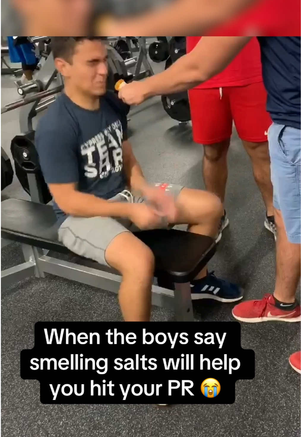 Not one, but two L’s 🤣 (via @robbbmendez) #GymTok #lifttok #workout #fail 