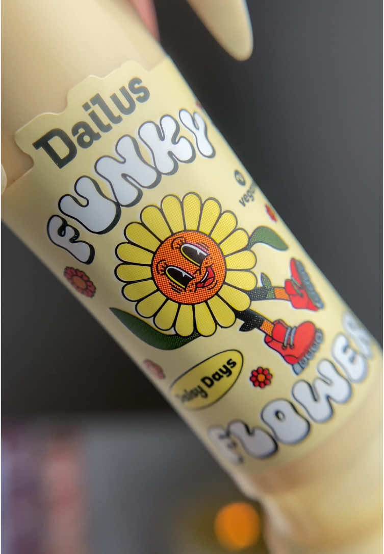 esse tom de amarelinho está super em alta, e a @Dailus lançou o vidrinho perfeito 🌼☀️✨💛  coleção: Funky Flower | cor: Daisy Days  usem nosso 🏷️ TATIANEFERREIRA para 15%off no site da Dailus.  💛 #nails #nailsart #unhas #almond #almondnails #dailus #dailussquad