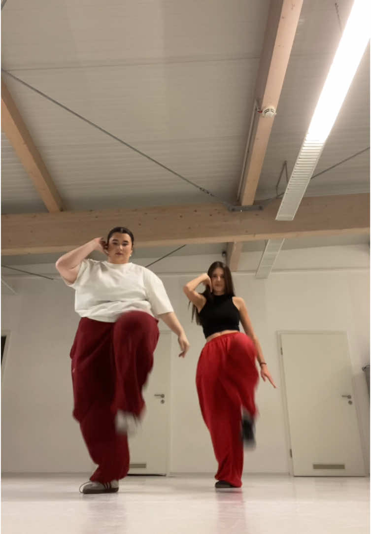 W/ @Sofia | Dc: ?? #dance #trend #duo #recommendations #foryou #fypシ゚ #fy 