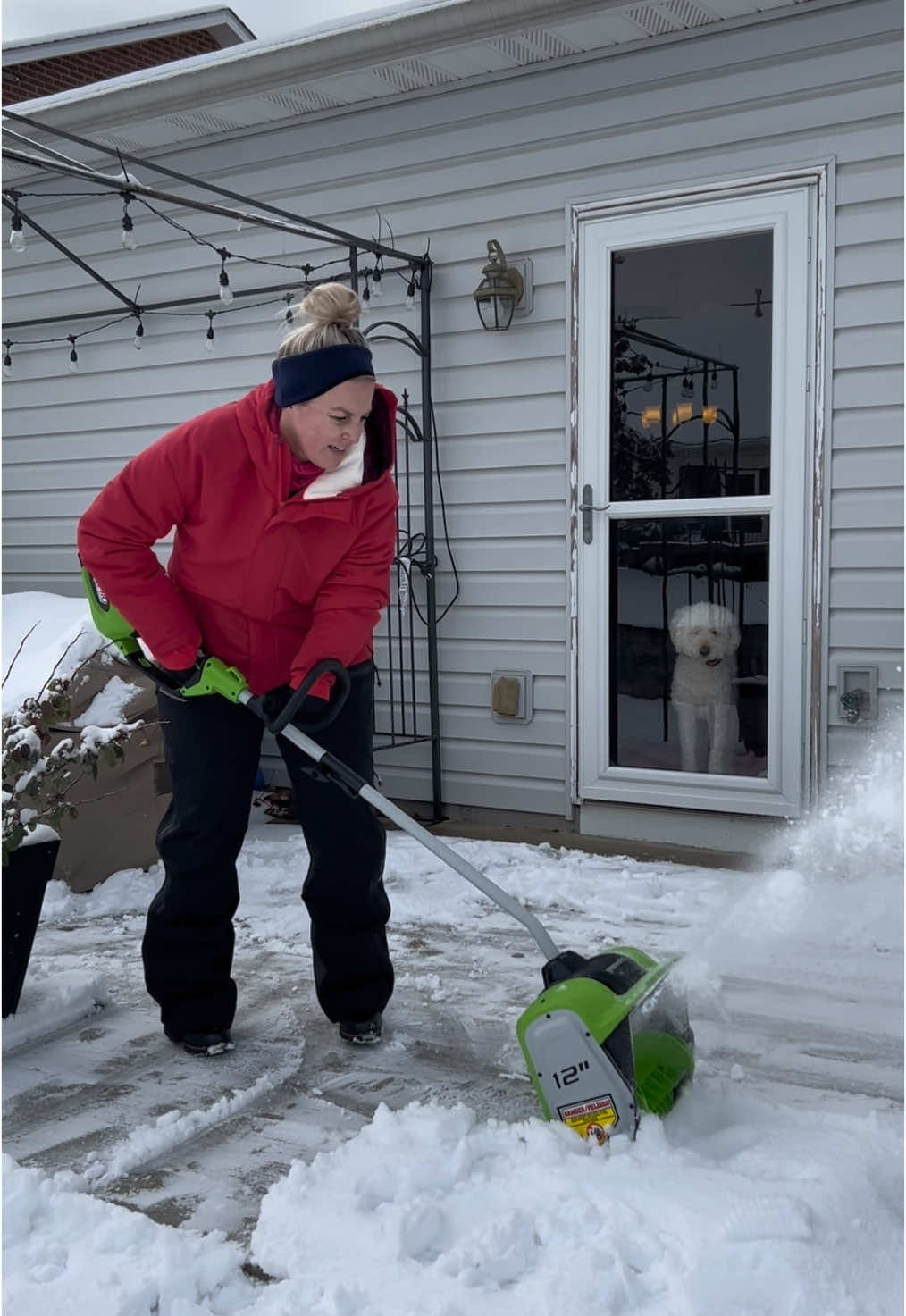 Let’s see how well the @greenworks snow shovel is to use one handed.  #wintergear #snowgear #shoveling #snowblower #snowshovel #housechores #greenworks #onehanded #adaptive #onehand #fyp #foryoupage #creatorinsights #creatorsearchinsights 