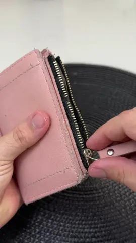 Seamstress reveals the secret to fixing a damaged zipper on clothing. #f #foryou #DIY #fyy#LifeHack