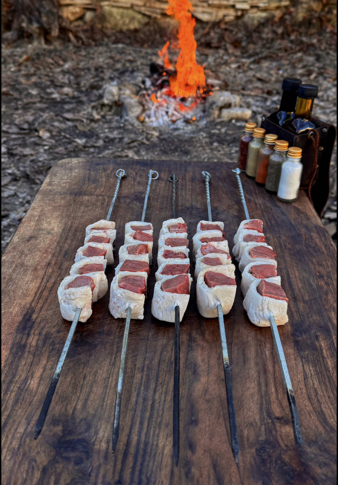 Yürek Şiş - Heart Kebab Video: @chefganicaglar 👨🏽‍🍳 Malzemeler: - Dana yürek - Kuzu kuyruk yağı - Soğan - Maydanoz - Nar ekşisi - İsot - Sumak  - Tuz Materials:  - Beef heart  - Lamb tail fat  - Onion  - Parsley  - Pomegranate syrup  - Isot  - Sumac  - Salt  #asmr #food #camp #camping #news 