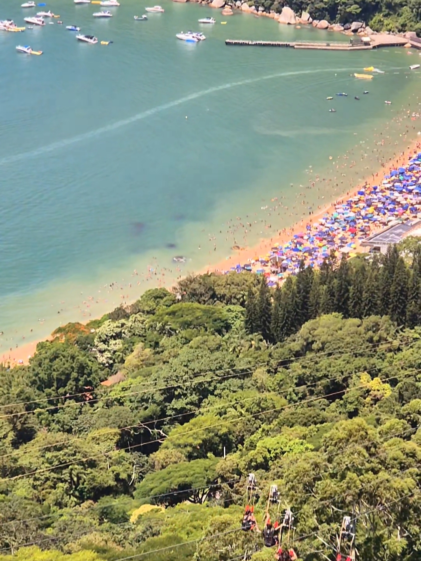 Vista espetacular da praia de laranjeiras. Embarque no teleférico na ponta da barra de Balneário Camboriú (70,00) solte em cima do Morro e observe a vista do mirante. #Balneariocamboriu #praiadelaranjeiras #teleferico #santacatarina #Brazil  #Brasil 