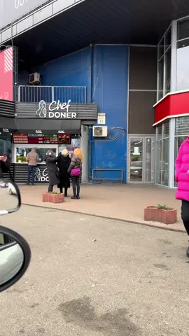 Коли випадково записав на заняття двох одночасно😂 Наша постійна рубрика: Гумор від викладачів та учнів автошколи Індікар 😃 🙏Вивчайте теорію та практику в автошколі Indycar зі знижкою 🎯ПАКЕТ ВКЛЮЧАЄ: ✅40 практичних занять для повноцінного вивчення мистецтва водіння. ✅63 години інтенсивної теорії, яку ти можеш опанувати онлайн чи офлайн на вибір. ⁉️ЦІНИ: Теорія онлайн: 1900 грн Теорія в аудиторії: 4500 грн 1 урок водіння (Київ): 800 грн 1 урок водіння (Київська область): 800 грн Записатися на консультацію можна на нашому сайт за посиланням в профілі @avtoshkola_indycar 🤷‍♂️ЧОМУ ОБИРАЮТЬ НАС: ✅36 сучаних авто від механіки до автомату. ✅За 10 років навчили понад 10 000 людей ✅Наші інструктори - не просто водії, це наставники та атестовані викладачі, які допомагають тобі не лише здобути права, а й зробити твій перший досвід за кермом незабутнім і позитивним. ✅Інструктори супроводжують вас на іспити в СЦ, а також ми можемо надати вам авто нашої автошколи для здачі практичного іспиту на якому ви вчились. ✅Ми маємо 10 філій, і єдині хто навчає в Києві і області. Тож ви можете проходити теорію біля роботи, наприклад на Лукʼянівській, а практику біля дому в Ірпені. ✅Обираючи автошколу Indycar - ви обираєте позитивний досвід водіння, якісні знання та свободу руху. #порадиводіям #автошколакиїв #автошколаонлайн #автошколаукраїна #автошкола #автошколаіндікар - #автошколакиїв #автошколаборщагіака #автошколакрюківщина #автошколаонлайн #автошколаірпінь #автошколапозняки