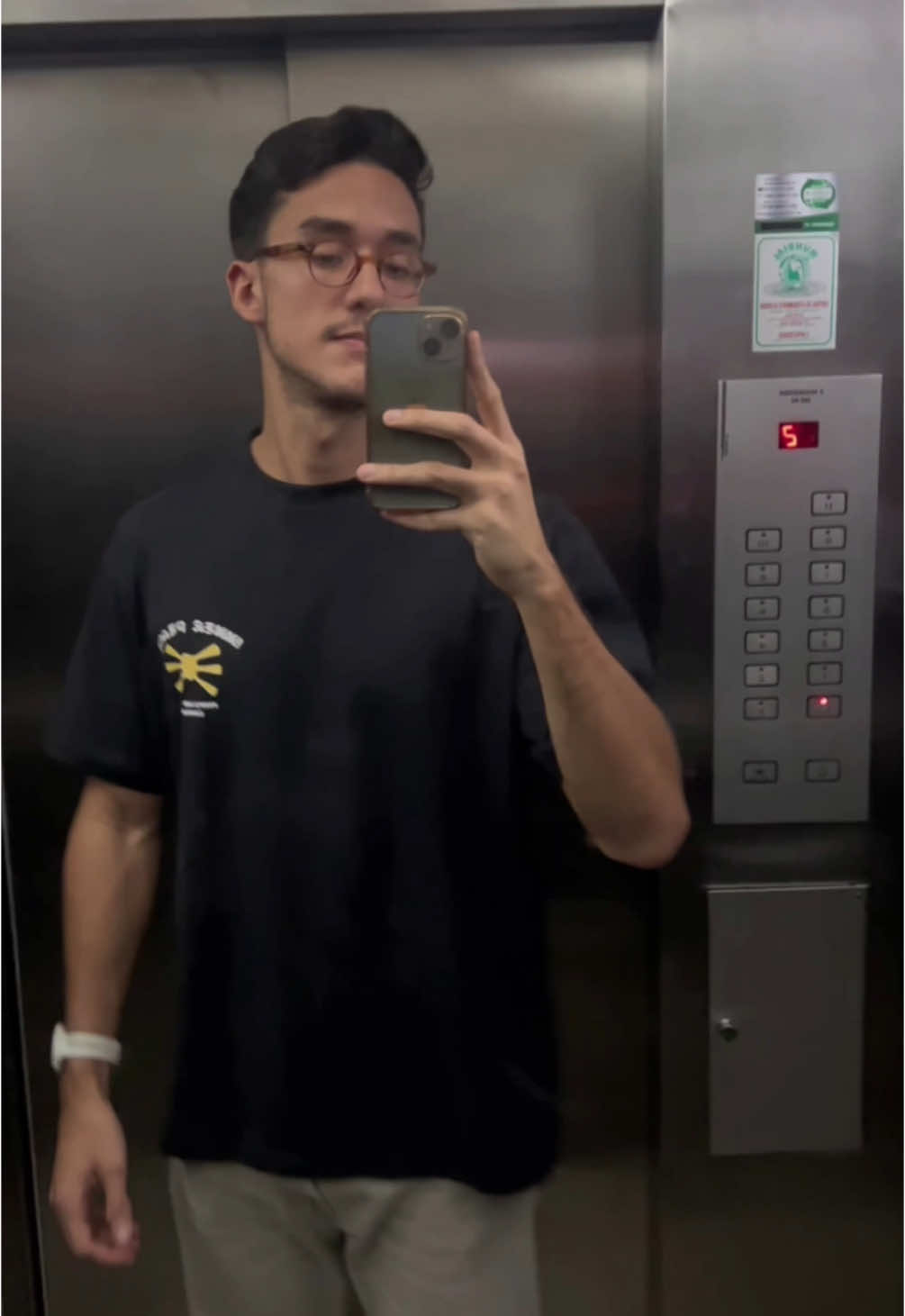 O lindão Mateus Leite e suas opções pra ficar FRENDADO 😮‍💨🤝 #modamasculina #camiseta #grwm #arrumesecomigo #outfitinspiration 