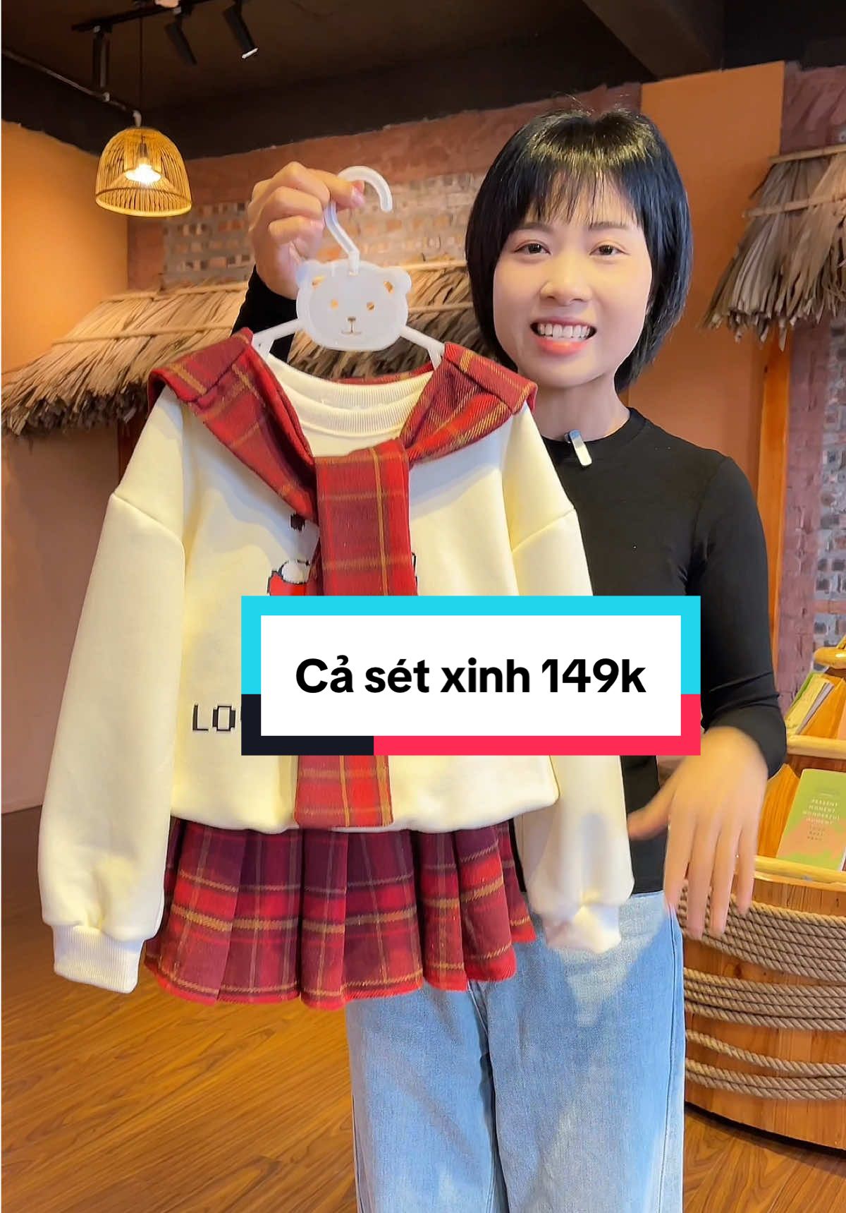 Xinh quá các bà ơi. Cả sét áo nỉ chân váy kèm khăn mà có 149k miễn ship. Eo ui tui nói là bao rẻ đẹp. Bà nào chưa mua được sét này thì tiếc hùi hụi luôn😘. #setchobegai #setxinhchobegai #setbegai #setaochanvaybegai #setaochanvay #treem #shopmemoon 