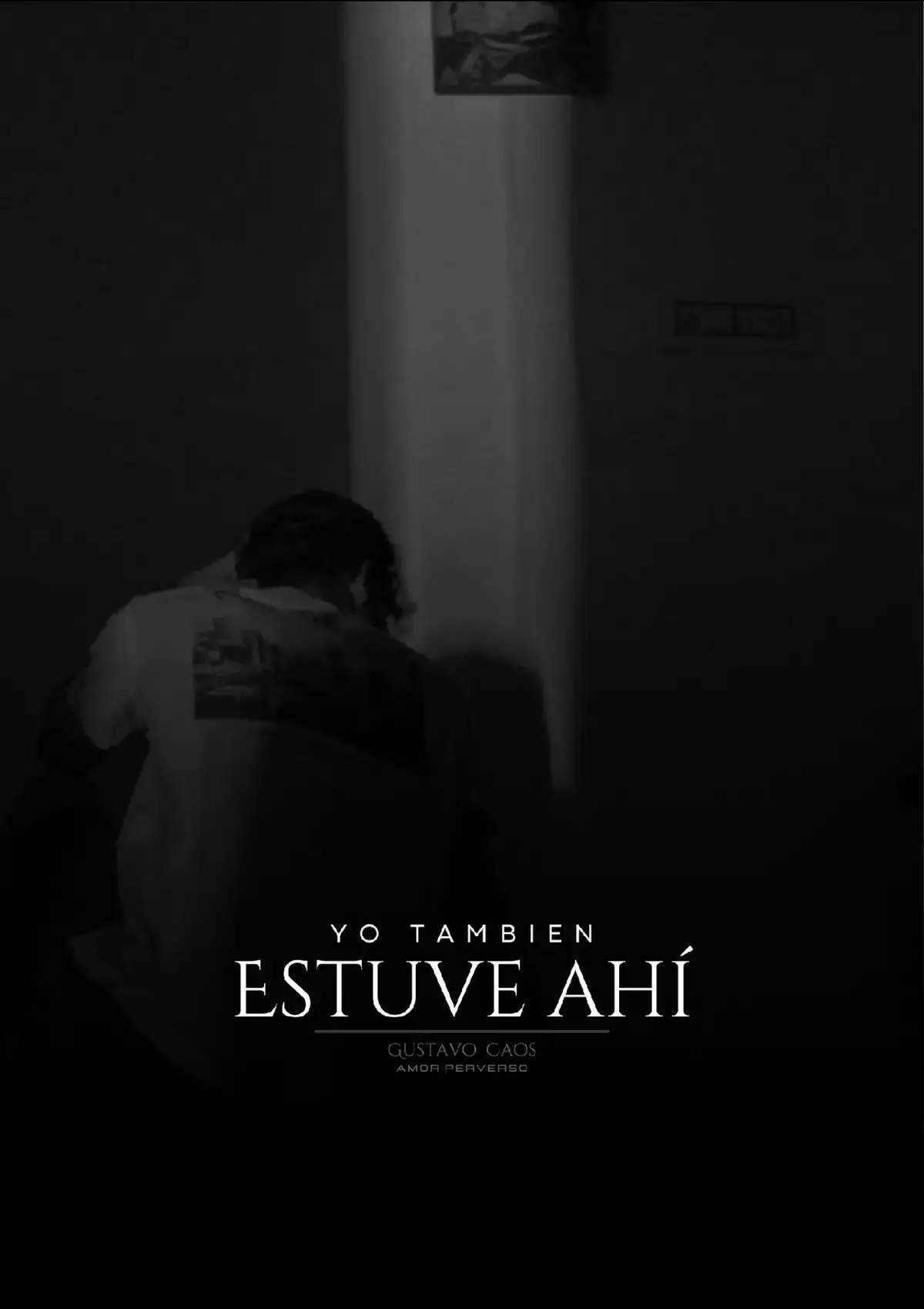 Si, yo también estuve ahí, justo ahí, donde tú estás ahora. Y no te puedo decir que no duele, porque hasta respirar duele, ahoga... Esa presión en el pecho que te aplasta, te asfixia, yo también sentí lo mismo; esa impotencia de querer gritar, romper en llanto y no poder hacerlo. Sentir que toda esa rabia, ese dolor simplemente se queda atorado en un nudo amargo en la garganta, muy dentro... Yo también viví eso. De caminar sin rumbo, desorientado con lágrimas en los ojos, con un dolor indescriptible que desgarra el pecho, perdido en mi propia mente sin la mínima noción del tiempo. Te entiendo, yo también estuve ahí! Sin saber que hacer ni a donde ir, odiándome por no ser suficiente, haciéndome miles de preguntas con el rostro cubierto de arrepentimientos ¿Qué hice mal? ¿Por qué no basté? No debí entregar todo, no debí hacer esto! ¿Debí haberle amado mejor? o quizá con más calma, con más fuerza  o tal vez con menos temor. Debería haber sido todo lo que necesitaba o tal vez debería haber aprendido a leer sus gestos... ¿Cómo pudo haberse roto algo tan grande? ¿Cómo puede apagarse un sol que ardía tan fuerte? Son las interrogantes que me agobian, me torturan cuando estoy a solas cruelmente. Yo también lo hice, hice lo mismo que tú ahora; reviviendo cada noche aquellos momentos, desvelándome en esa habitación oscura donde te apuñalan una y otra vez los recuerdos. Tratando de reconstruir los pedazos de lo que alguna vez fuimos, pensando de que todo tiene arreglo, aferrándome a la idea de que quizá podemos empezar de nuevo. Que no, no puede ser cierto! Repitiéndome a mi mismo que es un mal sueño, negándome a aceptar el silencio, negándome a admitir que sus manos se fueron dejando vacías las mías, que sus promesas fueron humo, que solo fueron el reflejo  de lo que yo quería que fuera eterno. Si, yo también estuve ahí, a mí también no me eligieron... Y lloré amargamente, con el corazón completamente desecho, sintiendo en carne propia el mismo infierno. Te entiendo más de lo que crees, yo también toqué fondo y me sequé las lágrimas más de una vez, me tocó mostrar una buena cara, sonreír y fingir que todo está bien. Te entiendo, porque llegué a sentirme justo así, triste, desolado, vacío, viviendo solo por vivir y a veces, sin ganas de existir. Yo también estuve ahí  en ese pozo de donde no creí poder salir y tuve que volverme fuerte cuando en realidad solo quería morir. Te entiendo, porque sé que eso que guardas tan celosamente en tu corazón y no lo quieres decir; es lo más difícil que a alguien le puede suceder. Y no hay palabras que pueda decirte para acallar tu dolor, pero déjame decirte que nadie muere de amor... Un día todo pasa, se supera y créeme, llegará algo mejor. El pasado se queda atrás y despiertas y ya no duele más. No puedo decirte cuando terminará tu dolor, porque cada proceso y cada duelo es personal. Te vuelves muy sensible y te pones sentimental, lloras día y noche hasta que te cansas de llorar. Si, estuve ahí donde tú estás y te entiendo más de lo que puedas imaginar. Y quizá el tiempo no cure tus heridas, pero el tiempo es sabio y te ayudará a pegar cada pedacito de ti que no supieron valorar. Quizá no vuelvas a ser la misma persona que eras, pero te aseguro que el tiempo pasará y tú alma será más bella; serás una persona más fuerte, más resiliente, una persona más hermosa por dentro y por fuera, volverás a sonreír, volverás a soñar, volverás a florecer y aunque no lo creas y no quieras, volverás ante el amor a sucumbir. Un día sanarás y cuando menos lo esperes, créeme, volverás a amar... —Gustavo Caos✍🏻 (11 en. 2025) Este escrito es creado por Gustavo Caos, todos los derechos reservados en copyright derechos de autor y compositor, dedicado con todo el amor del mundo a mi hermano, te amo hermanito!