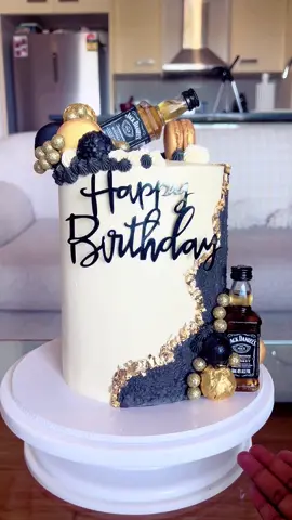 Faultline Cake #swissmeringuebuttercream #birthdaycake #birthdaycakeformen 