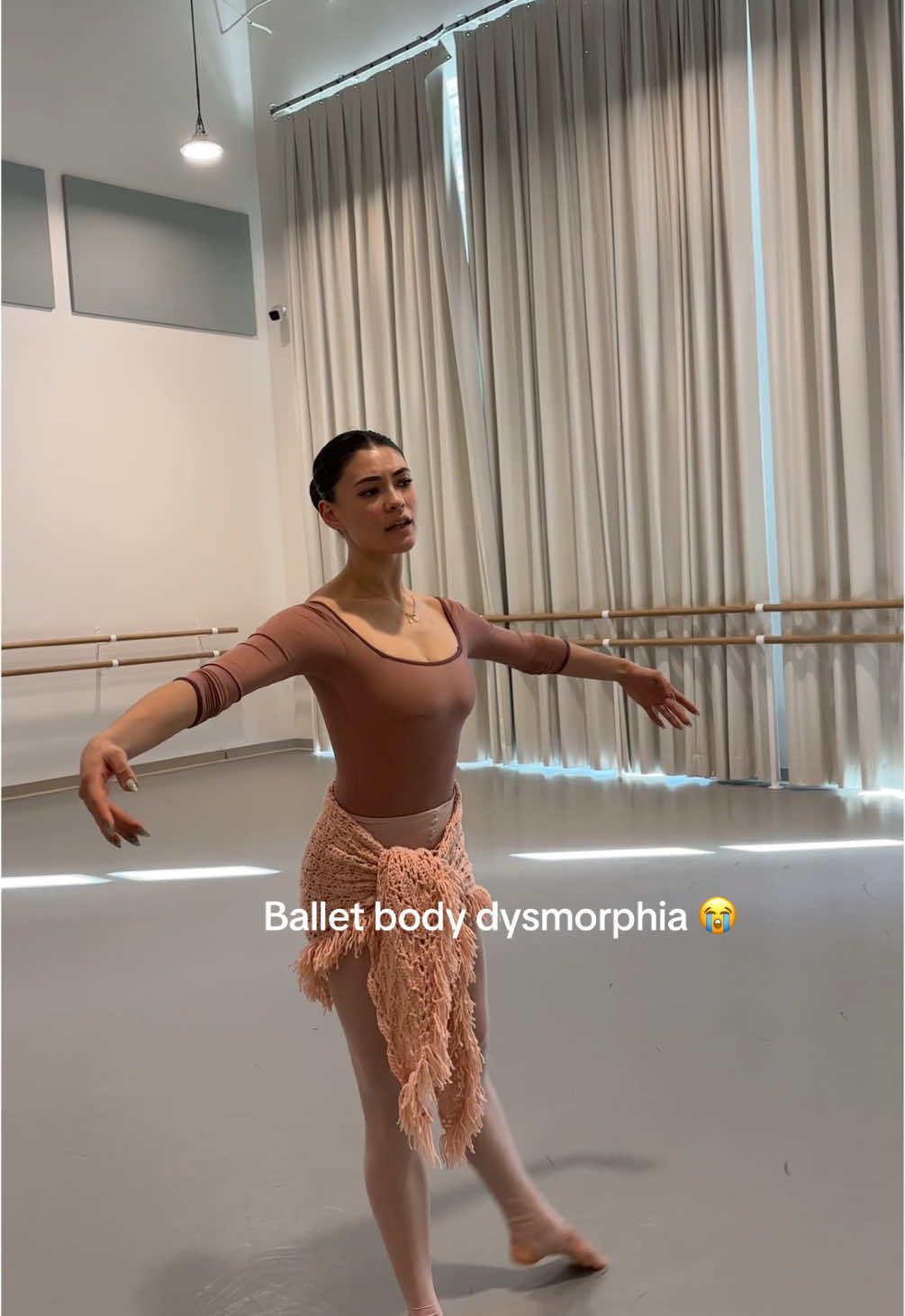 Body dysmorphia in the wrong mirror goes crazyyyy #ballettok #balletcore #realballetcore #bodydysphormia #ballet #balletdancer #balletclass #professionaldancer #ballettrend #ballerinatok #ballerinasoftiktok 