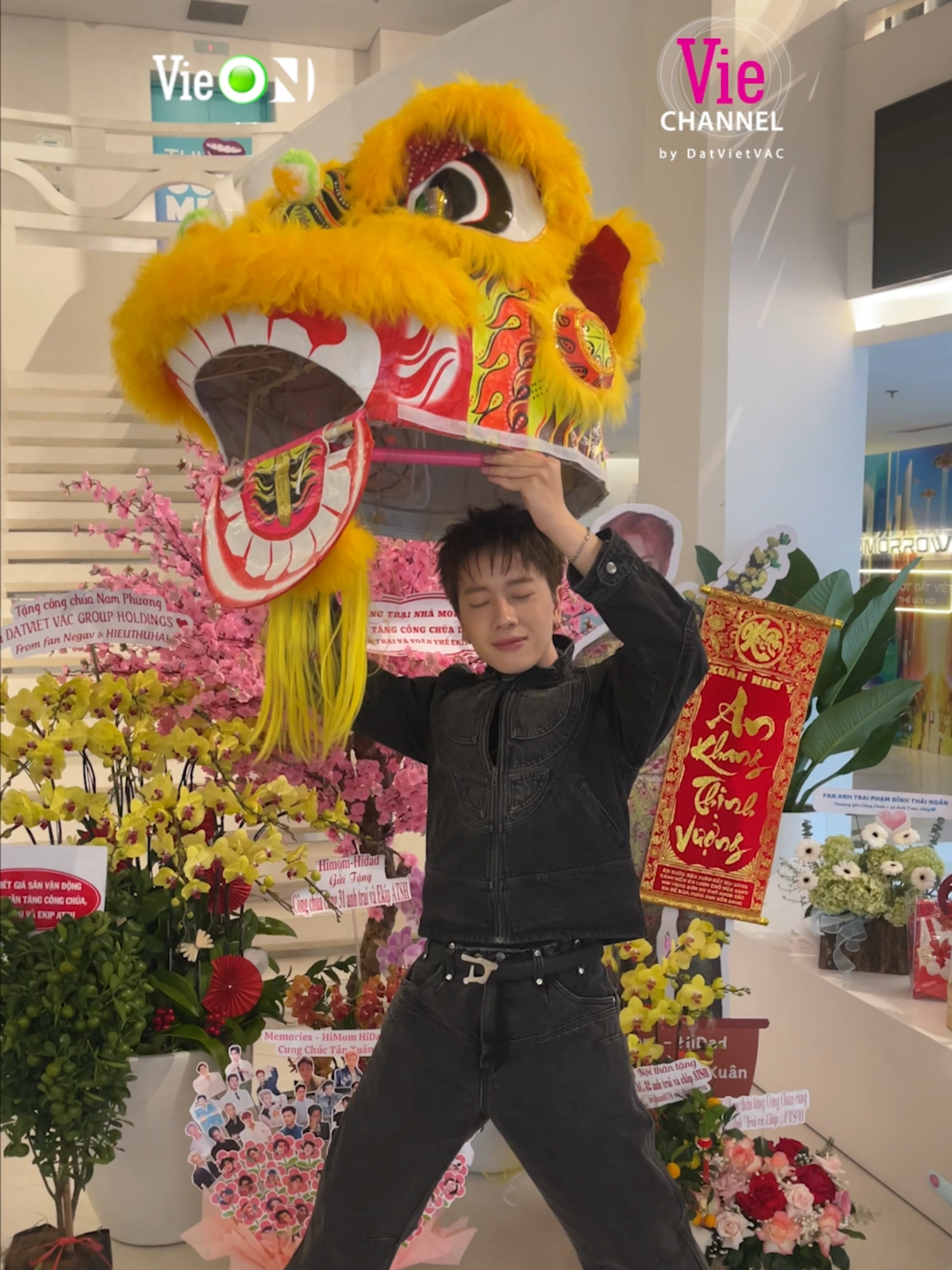 Bắt gặp anh trai Nicky 