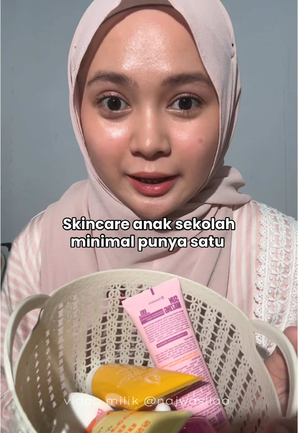 ke sekolah ga boleh kusam lagi dong 😜🫶🏻 minimal sunscreen kalian deh tone up  #sunscreen #anaksekolah #skincare #tipsskincare 