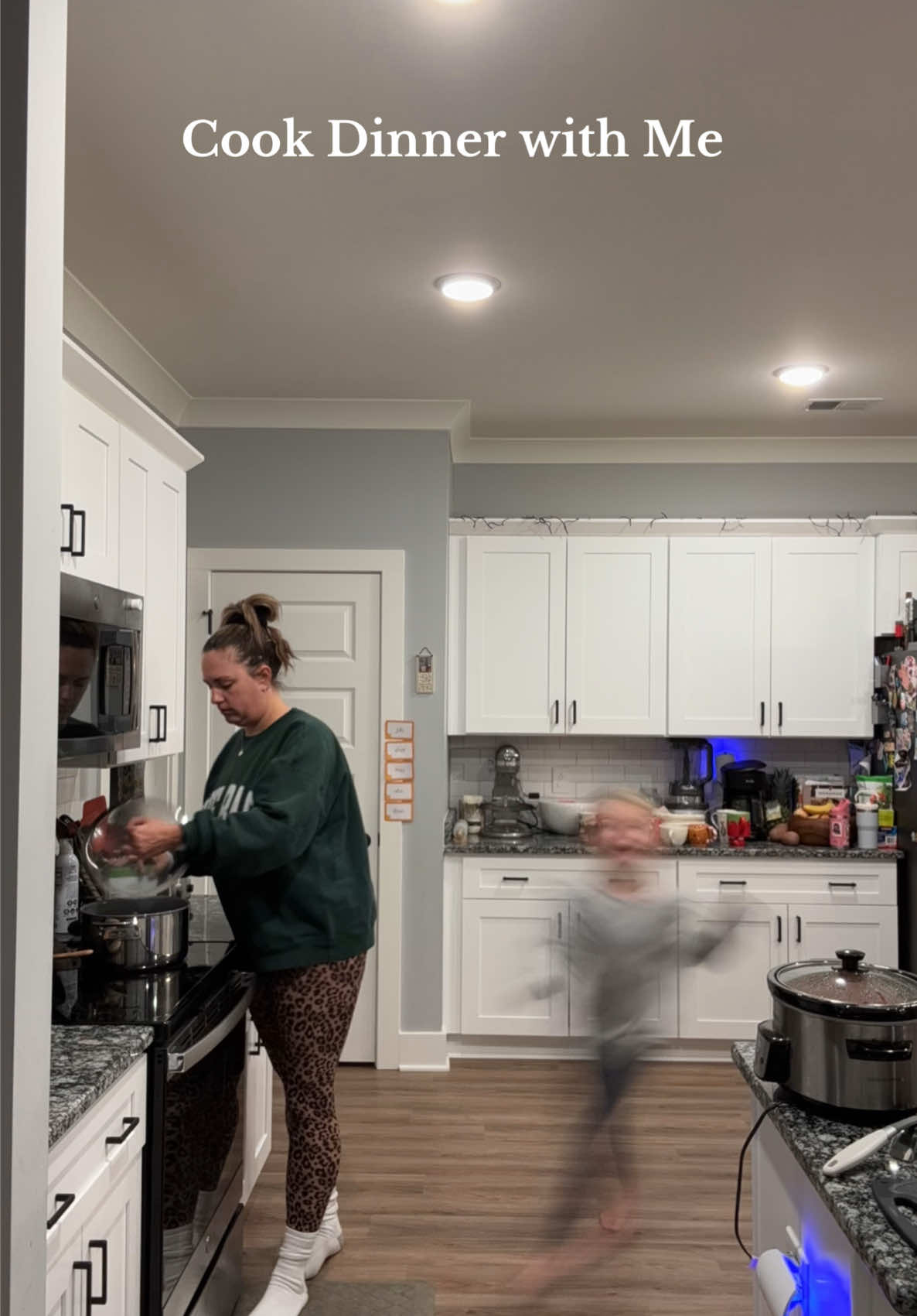 Cooking chili tonight while everyone is going stir crazy 🤪  #fyp #foryoupage #fypシ #MomsofTikTok #family #cookwithme #girlssupportinggirls #makedinnerwithme #timelapse #timelapsevideo #snowday #chili 