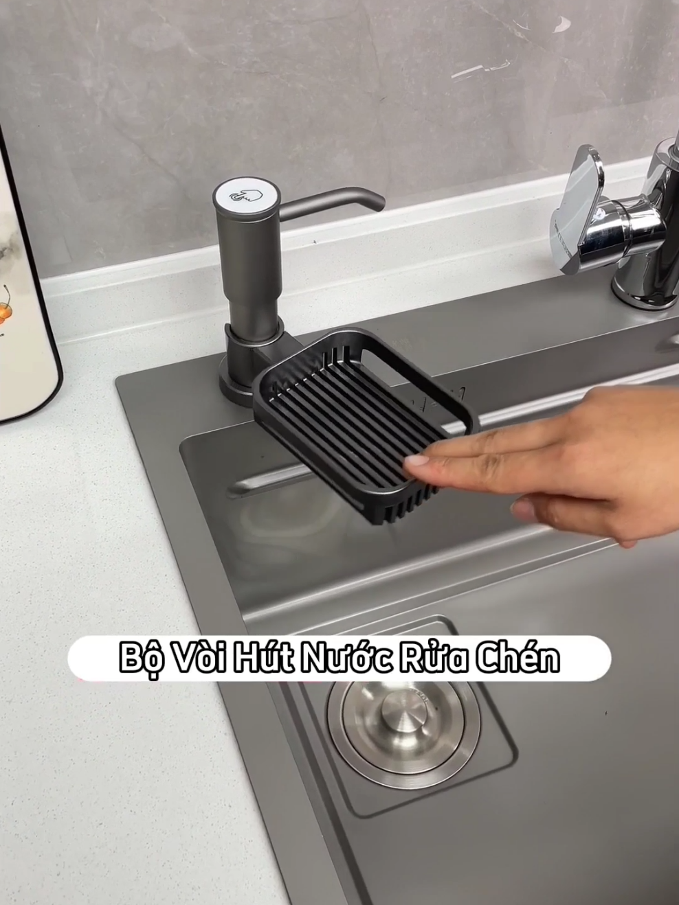 Mẫu mới có thêm giá để đồ nha các bác #voihutnuocruachen #voibomnuocruabat #dogiadung #giadungtienich #tiktokshoptet #samtetbaovui 