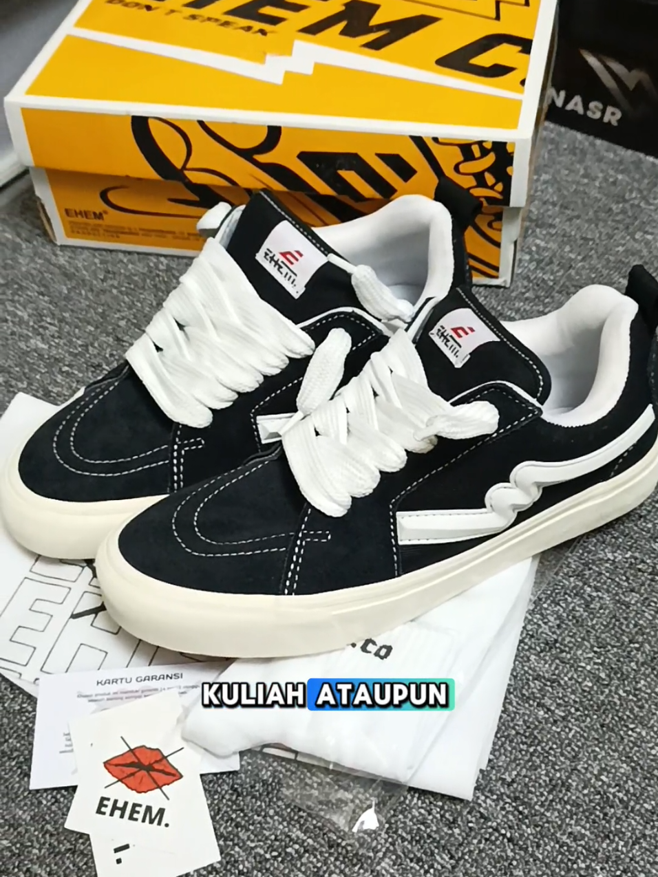 Sepatu dari artikel kobe black white ini emang secakep ini cuy. #outfit #sepatu #sepatusneakers #sepatuehem #ehemcompany #lokalbrand . 