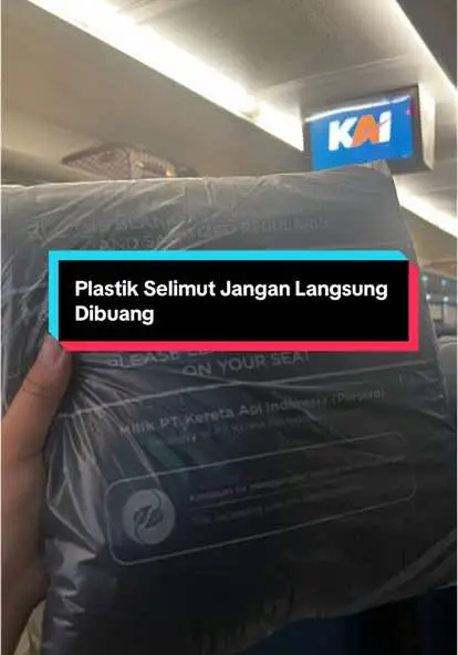 Dapet fasilitas selimut / sewa selimut di kereta api? Eits jangan langsung dibuang. Bisa dipake loh buat tempat baju kotor. Kalian ngelakuin ini juga gak? 😁 #tipsnaikkereta #protips #naikkereta #selimutkereta #Sustainability #keretaapi #kai121 #fyp 