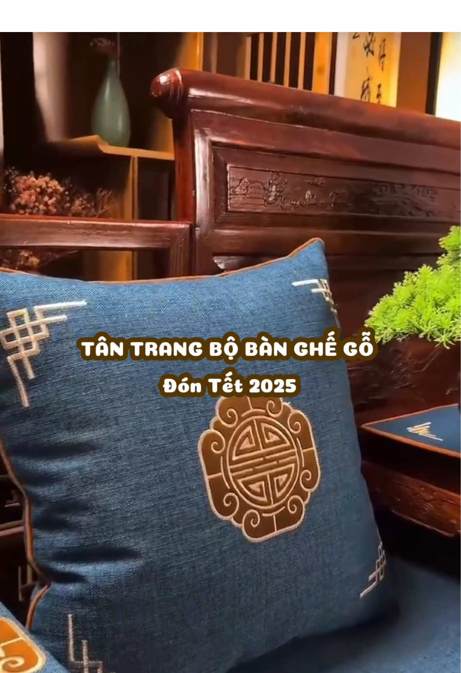 Nhà bác nào có bộ bàn ghế gỗ trai bộ đệm này là hết nước chấm luôn #sofagodep #goisofa #decorphongkhach #thamdecor 
