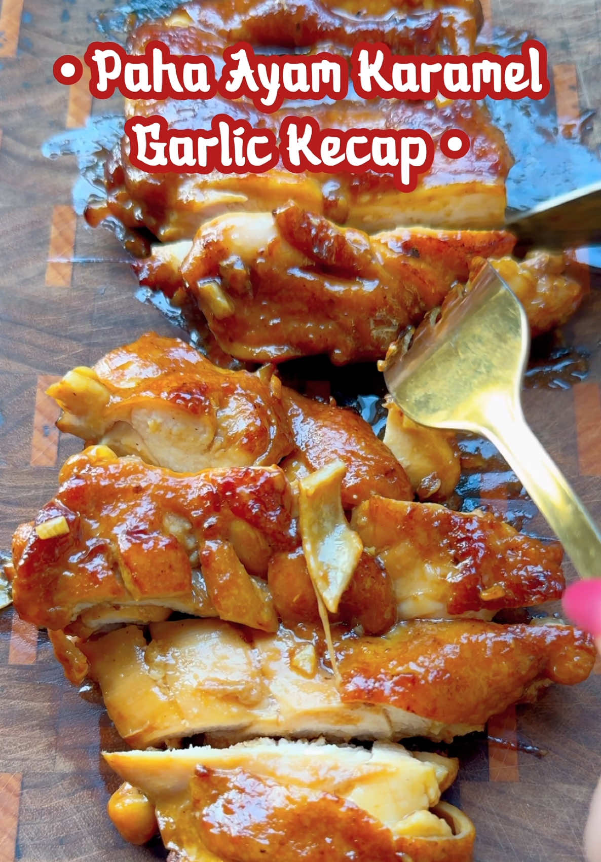 Daging ayam yang lembut dan juicy dibalut rasa manis gurih dari kecap karamel dan aroma bawang putih yang harum. 🍗🧄🥘 