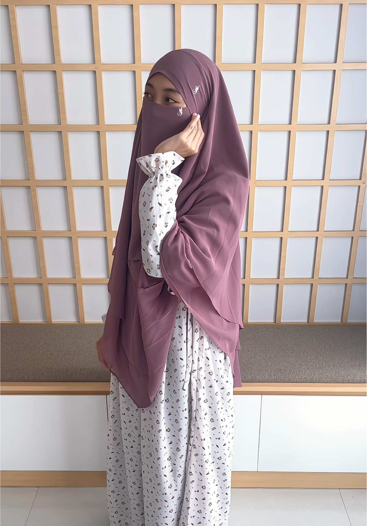 Kadang yang simpel justru paling menarik perhatian 💫 Outfit nyaman, mood tenang, dan siap jadi spotlight tanpa usaha lebih!  #OOTD #fyp #modesty#hijabindonesia #outfitinspo #abayagirl #homedress 