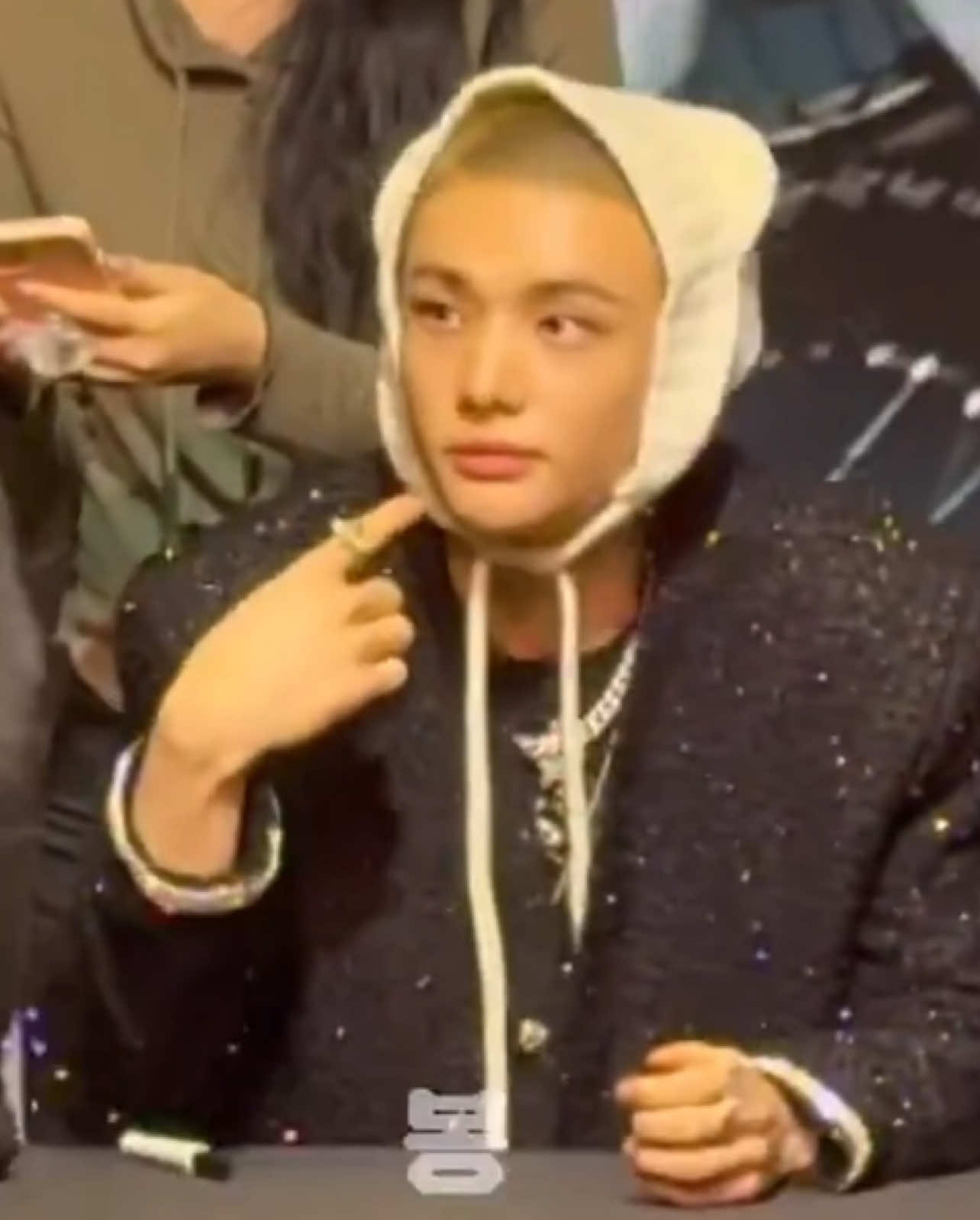 [250112] Hyunjin putting the kiwi sticker on his head🥹🥲🥝 #hyunjin #skzstay #skz #straykids 