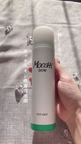 1月22日に リニューアルして新発売💖☺️ ． モッチスキン吸着泡洗顔 WHT @jaywalker_jp ． のびーーる吸着泡で“もっと”毛穴大掃除🧼🥰💕 ． 濃密モチ泡洗顔料「モッチスキン」が、進化した毛穴洗浄力＋洗い心地＆泡切れUPでさらに使いやすくリニューアル✨ 洗顔で美肌ケア😍 ． リニューアルポイント🔍 ①進化した毛穴洗浄力 ②ブライトニング成分追加 ③洗い心地＆泡切れUP ④やすらぎの精油ブレンド ． 1プッシュでモッチモチの泡がたっぷり🥺🫧🫧モッチリでこんなにのび〜る泡は初めて！ ． とってもなめらかな泡で、摩擦レス✨洗い心地も良くて、流した後はしっとり😊💖💖 ． 1回にピンポン玉大で、60回使えてコスパも良いよ〜😊✨ チェックしてね💖 ． #PR #吸着泡洗顔 #モッチスキン #泡洗顔 #mocchiskin #リニューアル #新発売 #洗顔 