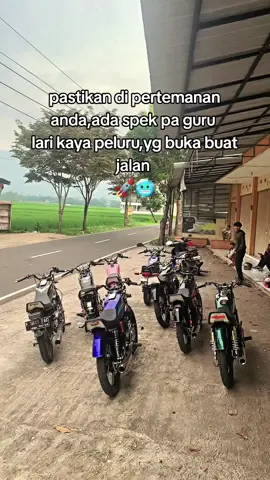 turunkan gigi 3 masuk gigi 2.tengkep setengah kopling beset kuping nya 🚀💨😂 #yamaharxkingindonesia #rxkingbandungstel #rxkingstelpakguru #rxking #fyp @AgitKemod @Aarbyankerok135👑 @Bapakoyo 